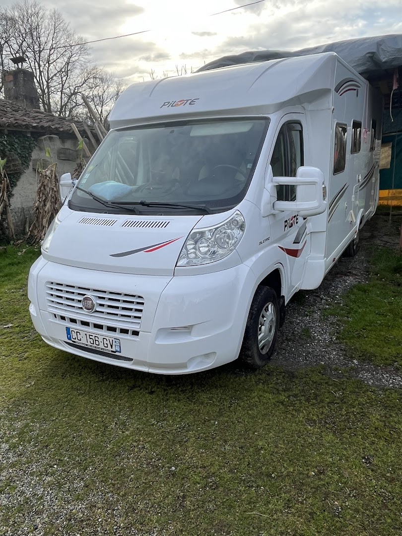 Camping-car Fiat Ducato Pilote après intervention — avant repeint, finition blanche complète