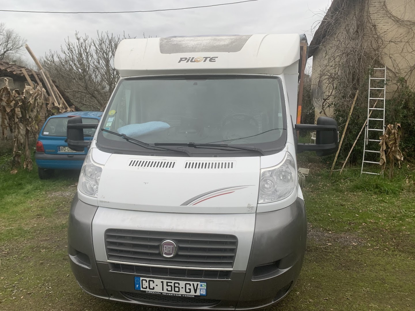 Camping-car Fiat Ducato Pilote avant intervention — avant en apprêt gris, prêt pour la peinture